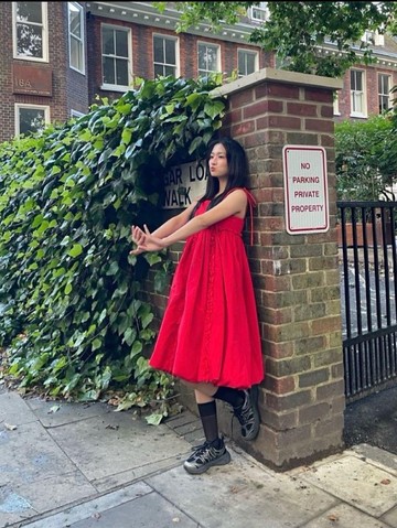 5 Look Selebriti Korea dalam Kombinasi Dress dan Sneakers yang Elegan