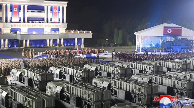 FOTO: Kim Jong Un Awasi Pengiriman 250 Peluncur Rudal Taktis Baru
