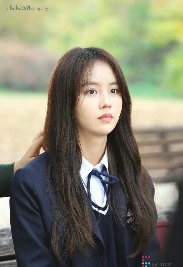 Kim So Hyun sukses mengejutkan publik dengan penampilan barunya tanpa poni untuk pertama kalinya di serial original Netflix 'Love Alarm' yang semakin memancarkan aura dewasa ditengah perjuangan mencari cinta melalui sebuah aplikasi./ Foto: allkpop.com