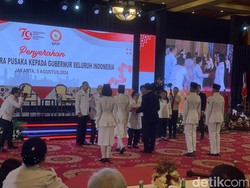 Megawati Serahkan Duplikat Bendera Pusaka ke Sultan HB X
