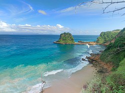 Pantai Tanjung Bloam: Lokasi, Jam Buka, Harga, Daya Tarik, Rute