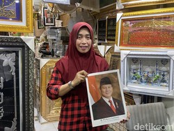 Pedagang Pigura di Surabaya Mulai Banjir Pesanan Foto Prabowo-Gibran