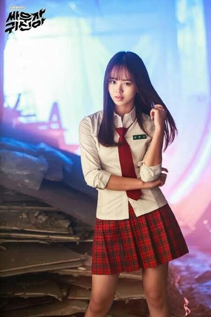 Peran ikonik Kim So Hyun dalam balutan seragam lainnya terdapat dalam drama 'Bring It On, Ghost' sebagai Kim Hyun Ji, siswi yang arwahnya gentayangan karena insiden misterius dan menggunakan keahliannya dalam berkelahi untuk bertahan./ Foto: hancinema.net