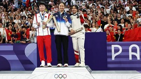 Gestur Indah He Bingjiao untuk Marin, Bawa Lambang Spanyol di Podium