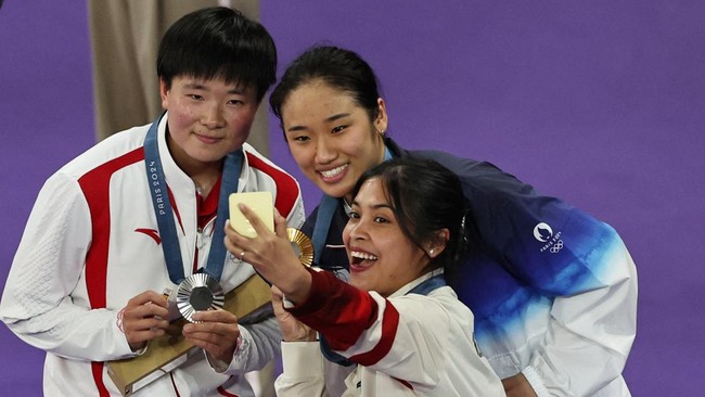 Gregoria Mariska Tunjung bahagia saat hadir di podium tunggal putri Olimpiade Paris 2024 dan menerima medali perunggu.