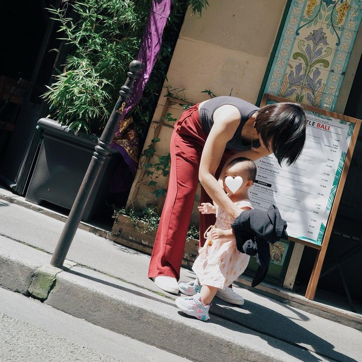 <p>Greysia Polii mengunggah momen bersama sang putri selama di Paris pada laman Instagram-nya. Terlihat wajah Jessia yang kini berusia satu tahun itu ditutupi oleh sticker. (Foto: Instagram: @greyspolii)</p>