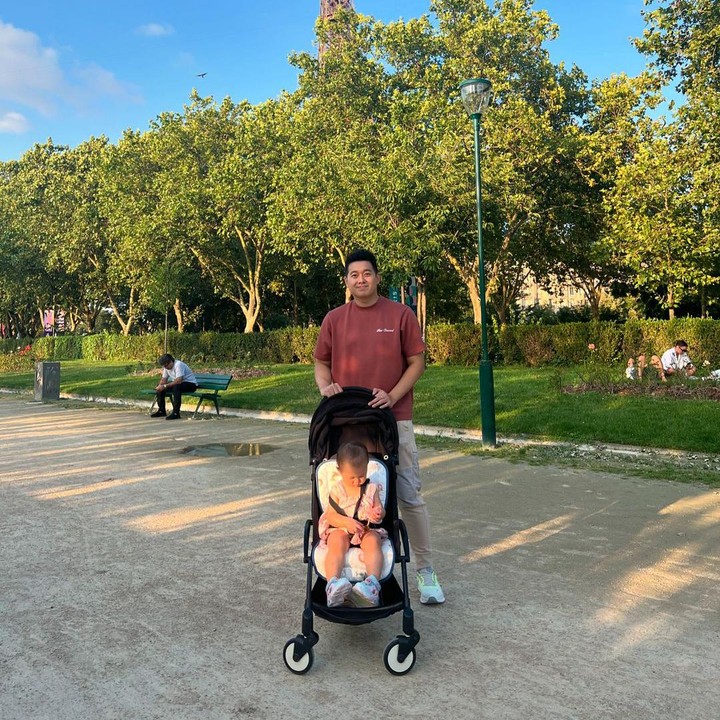 <p>Mantan atlet bulu tangkis, Greysia Polii, berkesempatan untuk menjadi Les Trois Coups di pembukaan pertandingan semifinal Olimpiade Paris 2024, Bunda. Ia pun turut memboyong sang suami dan putrinya, Jessia, untuk mengunjungi kota romantis tersebut. (Foto: Instagram: @greyspolii)</p>
