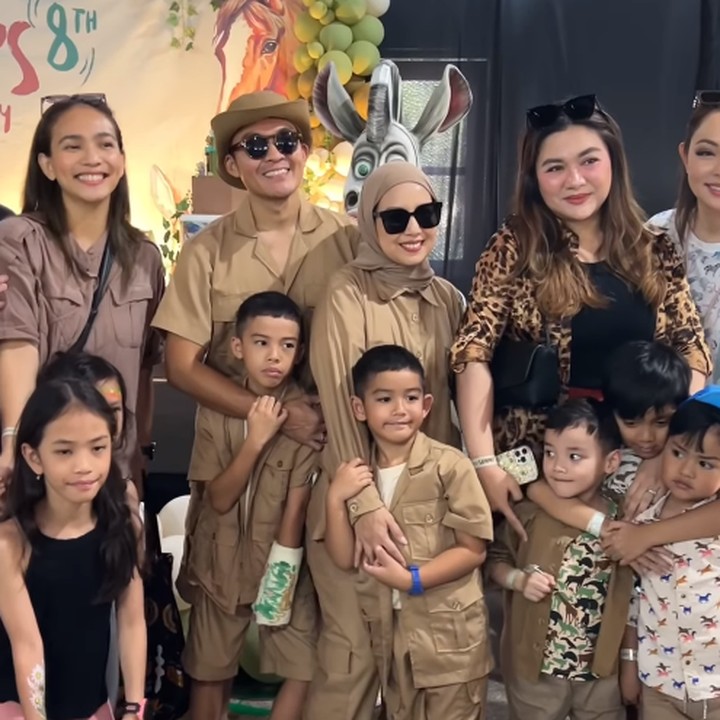 <p>"<em>Alhamdulillah</em> ultah Kanaka yang ke-8 di <em>@lembang_parkzoo</em> lancar. Enggak nyangka teman-teman yang datang benar-benar <em>effort</em> banget dari Jakarta ada yang bawa mobil, ada yang nge-Whoosh, semua benar-benar se-niat itu untuk datang ke ultah Kanaka. Terharu banget melihat tamu yang datang happy sekeluarga tuh," ujar Tya seraya mengunggah kompilasi video di ulang tahun sang putra. (Foto: Instagram: @tya_ariestya)</p>