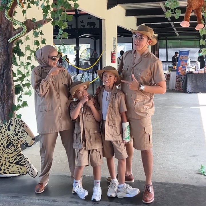 <p>Dalam perayaan ulang tahun ini, Kanaka dan keluarga mengenakan pakaian safari serba cokelat. Tidak hanya itu, <em>dresscode</em> yang sama turut berlaku untuk teman-teman dan seluruh undangan. (Foto: Instagram: @tya_ariestya)</p>