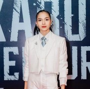 Gaya Kece Putri Marino di Premiere Film Kabut Berduri, Pakai Setelan Jas!