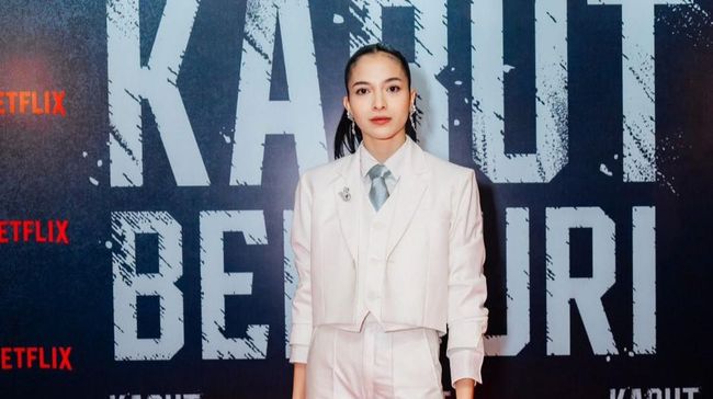 Gaya Kece Putri Marino di Premiere Film Kabut Berduri, Pakai Setelan Jas!