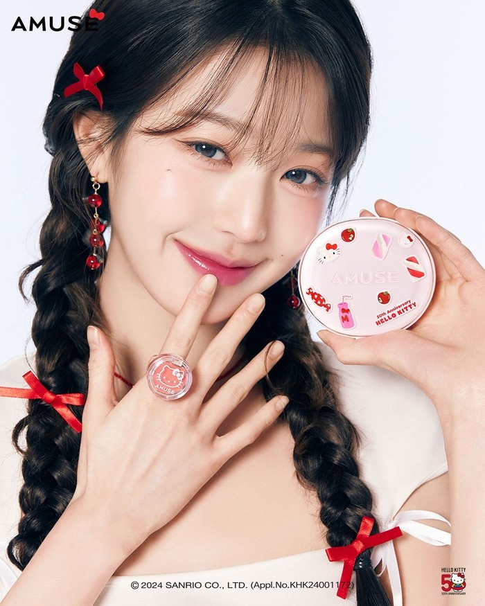 Selalu tampil berbeda di setiap konsep, riasan manis Amuse x Hello Kitty yang terpancar cerah di wajah Wonyoung IVE beserta rambut hitam sehatnya yang dikepang dengan hiasan pita merah siap menjadi inspirasi bergaya para kaum muda./ Foto: allkpop.com