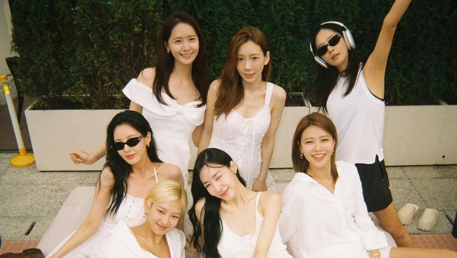 SNSD Taeyeon, Tiffany, Yoona, Yuri, Hyoyeon, Seohyun, Sooyoung merayakan ulang tahun ke-17 SNSD tanpa Sunny. Anniversary ke-17 debut grup ini jatuh pada Senin (5/8/2024).