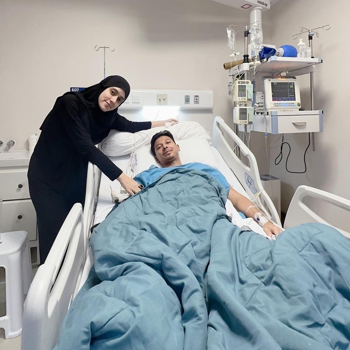 <p>Sonny Septian masih berjuang sembuh dari gangguan kesehatan yang sedang dia alami. Ia mengalami penyempitan pembuluh darah di otak, Bunda. (Foto: Instagram @fairuzarafiq)</p>