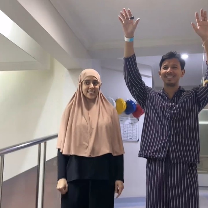 <p>Dalam video yang dibagikan, Sonny terlihat sudah bisa berjalan meski masih lambat. Namun, ia bersyukur atas kondisinya saat ini. Apalagi, ia selalu didampingi oleh istri tercinta. "Makasi ya ya sayang sudah nemenin aku, jagain aku dan ngurusin aku dirumah sakit ini.. Bismillah kamu sehat, bahagia dunia akhirat yaa," ucap Sonny penuh syukur. (Foto: Instagram @fairuzarafiq)</p>
