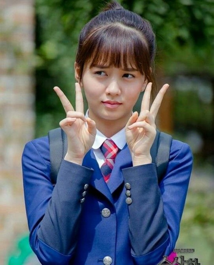 Tak hanya memancarkan aura mandiri dan tegas, Kim So Hyun juga bisa menampilkan pesona siswi di sekolah menengah yang menggemaskan sesuai dengan usianya serta almamater seragam biru terang untuk proyek drama 'The Suspicious Housekeeper'./ Foto: soompi.com