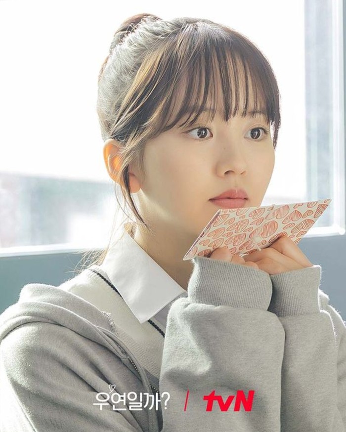 Terbaru Kim So Hyun mengenakan seragam sekolah dalam drama on-going 'Serendepity Embrace' sebagai Lee Hong Ju. Penampilan berseragam sekolah ini menuai decak kagum karena pesona muda sang aktris sama sekali tak berubah./ Foto: instagram.com/tvn_drama