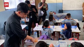 VIDEO: Gibran Rakabuming Pantau Uji Coba Makan Gratis di Tangerang