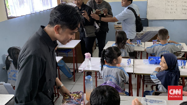 Wakil Presiden terpilih Gibran Rakabuming Raka kembali menggelar uji program makan bergizi gratis, kali ini di SDN 4 Tangerang.