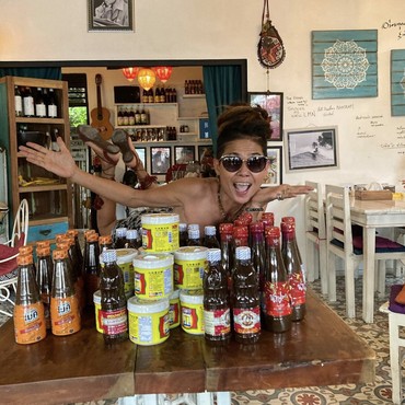 Ini Alasan Mertua Jennifer Coppen Jarang Tampil Bareng Kamari