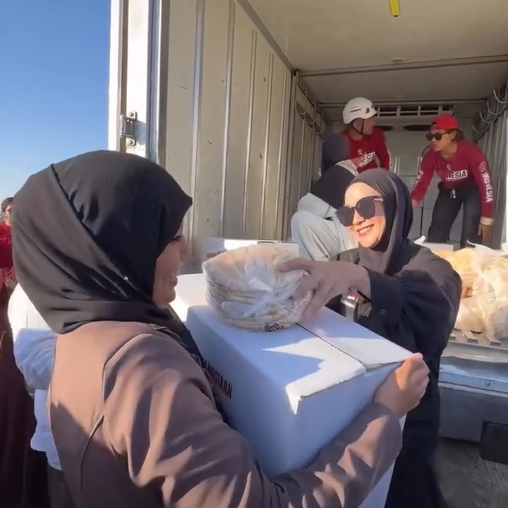 <p>Zaskia Meccaa memaparkan, ia dan rombongannya datang ke Yordania dengan dana pribadi. Adapun bantuan yang disalurkan merupakan kumpulan donasi dari masyarakat Indonesia. (Foto: Instagram @zaskiadyamecca @ratnagalih)</p>