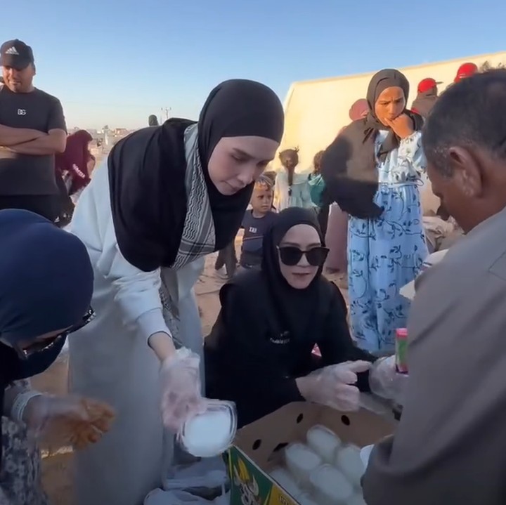 <p>Dalam unggahan yang dibagikan, Zaskia, Ratna, dan Hamidah tampak menyalurkan bantuan kemanusiaan kepada para warga Gaza yang tengah mengungsi di Yordania. Bantuan tersebut diberikan dalam bentuk berbagai barang kebutuhan sehari-hari. (Foto: Instagram @zaskiadyamecca @ratnagalih)</p>