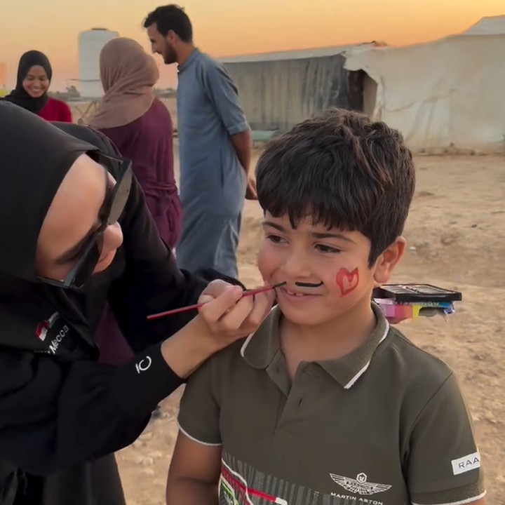 <p>Dalam ungahannya, Zaskia Mecca tampak bermain makeup dengan seorang anak laki-laki. Ia menggambar kumis pada wajah anak tersebut. "Kira-kira kaget gak dia kumisan?" tulis Zaskia. (Foto: Instagram @zaskiadyamecca @ratnagalih)</p>