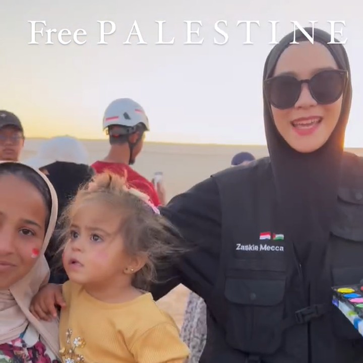 <p>"Uang donasi yang terkumpul tidak ada sepeser pun kami ambil untuk akomodasi. Jadi <em>Insya Allah</em> yang diamanahkan ke kami via @kitabisacom benar-benar untuk warga Palestina," tulis Zaskia dalam unggahannya. (Foto: Instagram @zaskiadyamecca @ratnagalih)</p>