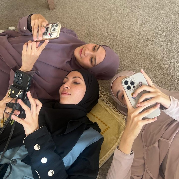 <p>Selebriti dan influencer Tanah Air tengah melakukan aksi kemanusiaan untuk menolong masyarakat Palestina. Zaskia Mecca, Ratna Galih, dan Hamidah Rachmayanti mengunjungi para pengungsi Gaza di Yordania. (Foto: Instagram @zaskiadyamecca @ratnagalih)</p>