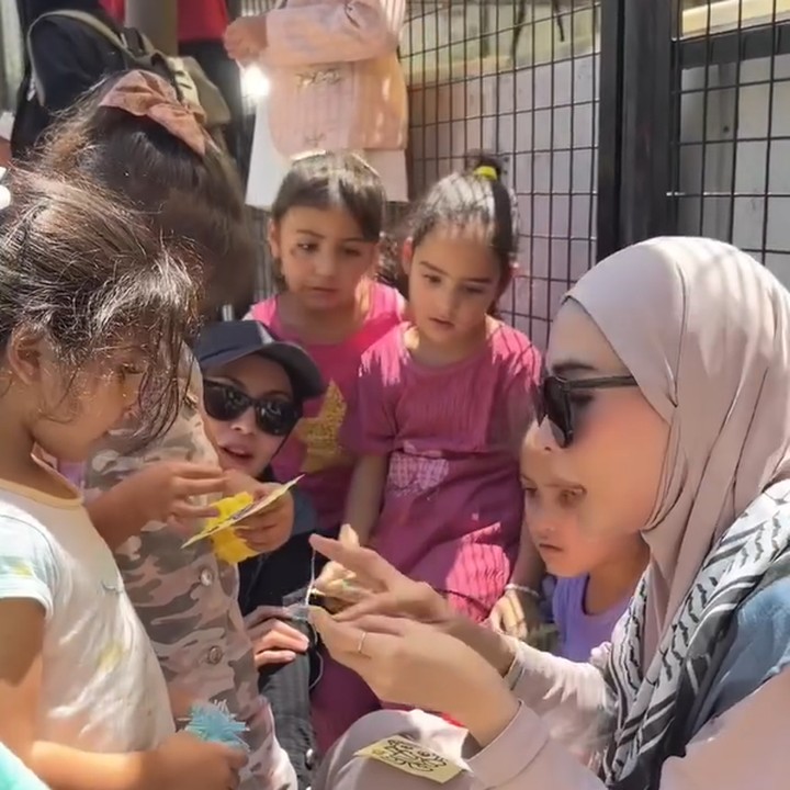 <p>Tak hanya menyalurkan donasi, rombongan artis juga datang untuk menghibur para pengungsi. Mereka mengajak anak-anak Palestina bermain. (Foto: Instagram @zaskiadyamecca @ratnagalih)</p>
