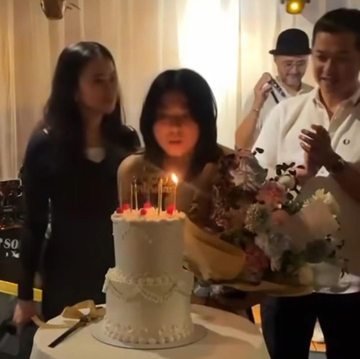 <p>Video singkat memperlihatkan Natarina saat meniup kue ulang tahunnya bersama sang Ayah dan Bunda. Unggahan tersebut langsung dibanjiri ucapan selamat. <em>"Happy 17 preeettyy,"</em> tulis akun @emili****. "<em>Sooo soo prettyy happy birthdayyyy,"</em> tulis akun @ovava****. (Foto: Instagram@natarinahidayat)</p>
