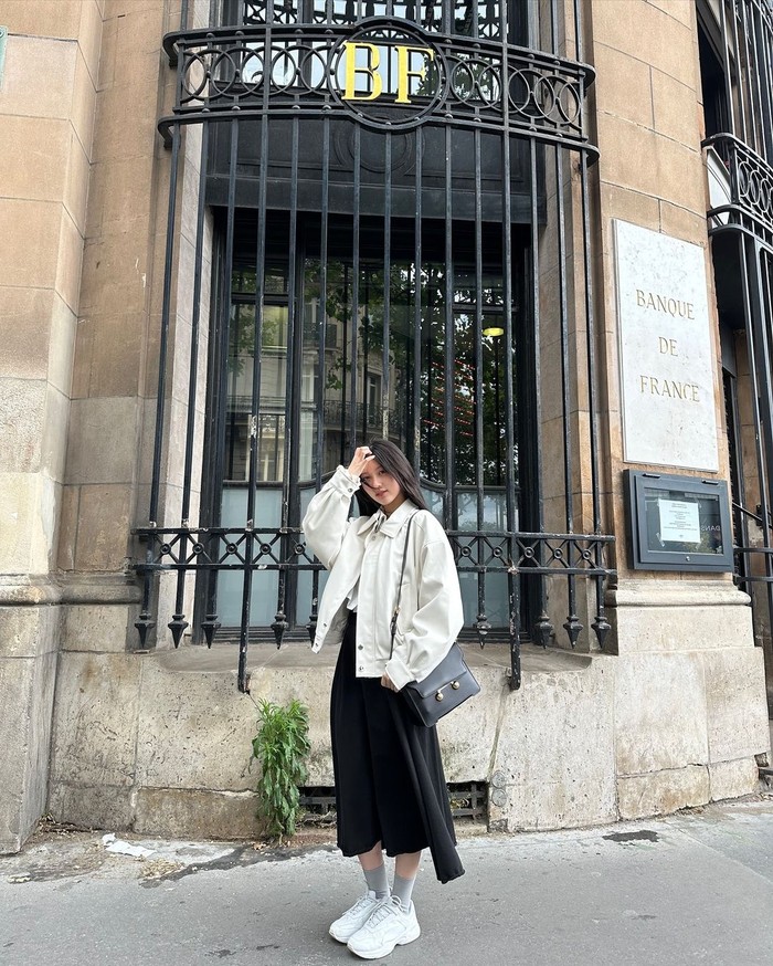 Butuh ide outfit kerja dengan bawahan rok? Mungkin office look ala Gaeul IVE dalam unggahan foto ini cocok untukmu! Cobalah memadukan skirt kain dengan atasan kemeja dan tambahan jaket sebagai outer atau pakaian luar./ Foto: instagram.com/fallingin__fall