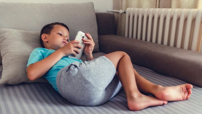 10 Ciri-ciri Anak Terkena Radiasi HP, Waspada Mengganggu Kecerdasan