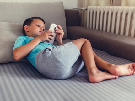 10 Ciri-ciri Anak Terkena Radiasi HP, Waspada Mengganggu Kecerdasan