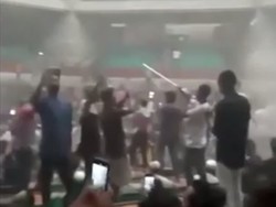 Demonstran Menyerbu Gedung Parlemen Bangladesh