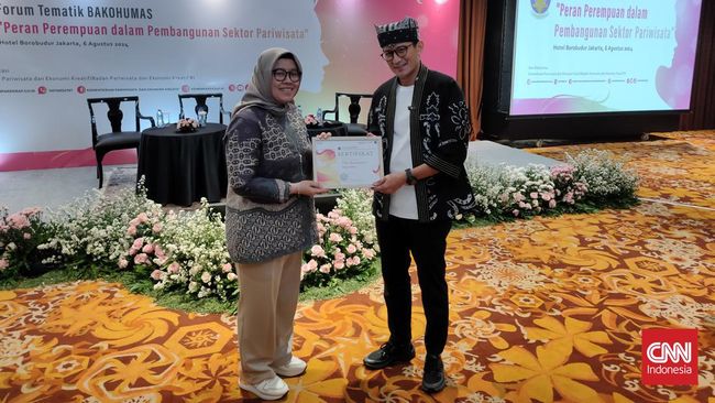 Titin Rosmasari, Pemimpin Redaksi CNNIndonesia bercerita soal kekuatan media arus utama dalam memberikan informasi faktual dan mendetail dibanding media sosial