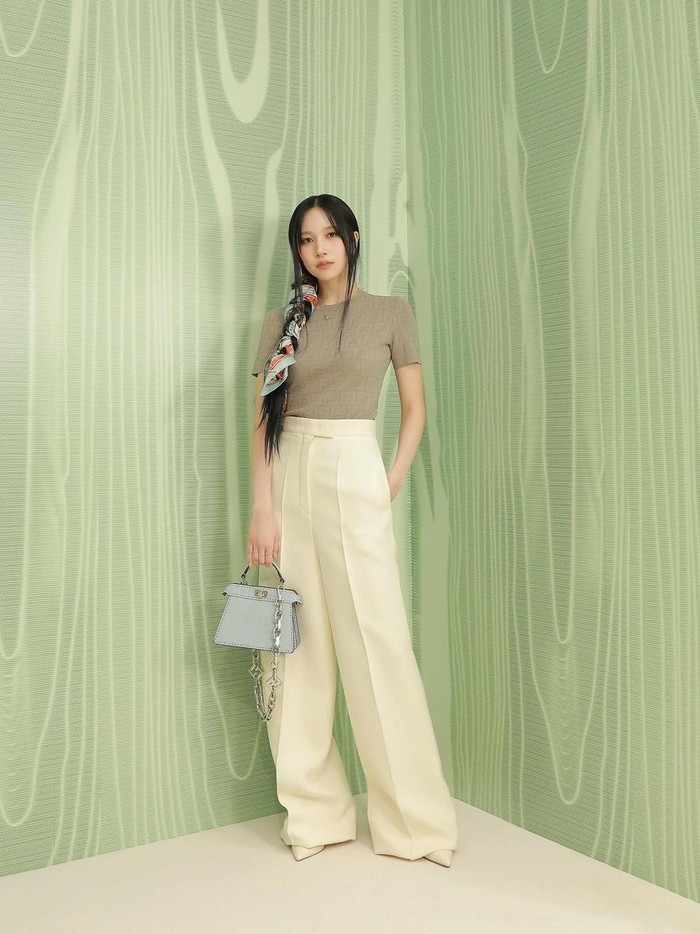 Ingin mengenakan kulot saat bekerja? Kamu bisa contek OOTD Mina TWICE satu ini, cukup dengan memakai kulot favoritmu serta atasan yang dimasukkan ke dalam celana atau crop top semi-fitted untuk memberikan kesan rapi./ Foto: instagram.com/mina_sr_my