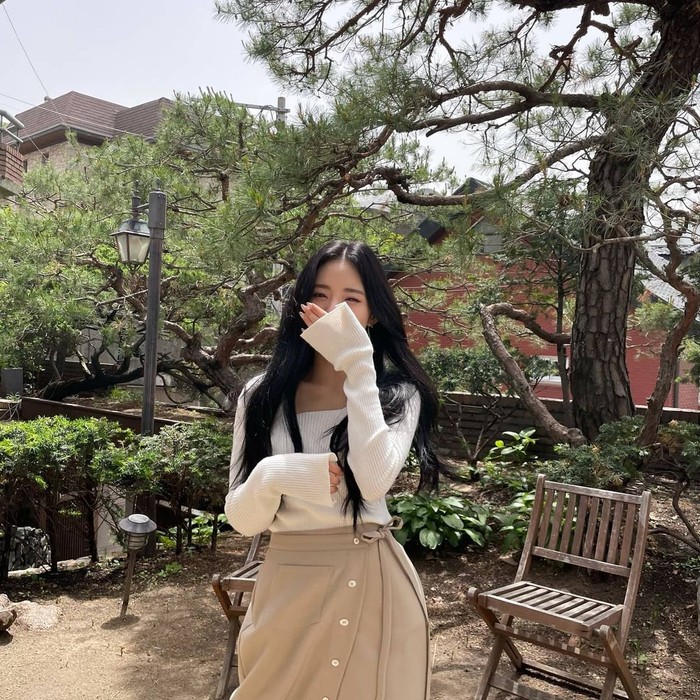 Inspirasi OOTD kerja dengan rok lainnya adalah dengan mengombinasikan skirt kain dengan atasan knit. Office look ala Park Ji Won fromis_9 ini cocok untukmu yang ingin tampil feminim, tetapi tetap nyaman./ Foto: instagram.com/xjiwonparkx