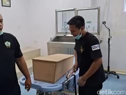 Tanda Tanya Mahasiswi Belum Bersuami Lahirkan Bayi Sendiri di Kamar Mandi