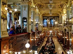 Kafe Mewah Bak Negeri Dongeng Ini Sudah Ada Sejak 1894 di Budapest