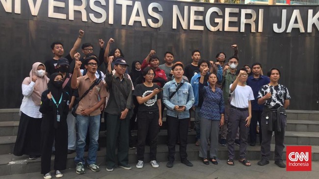 Sejumlah mahasiswa di Jakarta dari berbagai kampus, memprotes pencabutan KJMU mereka. Verifikasi Pemprov DKI dinilai tidak akurat.