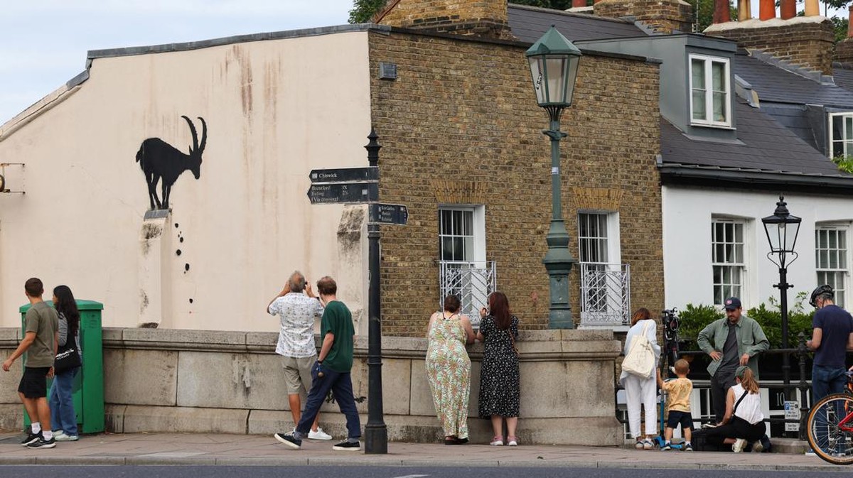 FOTO: Banksy Gambar Kambing Nangkring di Dinding Rumah London
