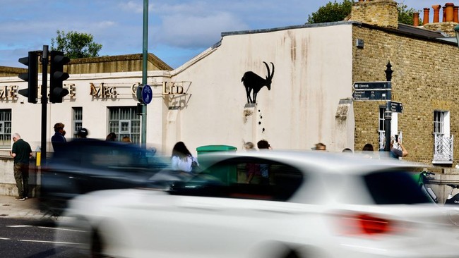 FOTO: Banksy Gambar Kambing Nangkring di Dinding Rumah London