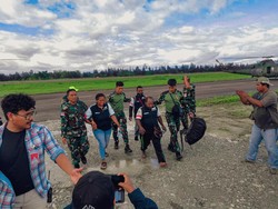 13 Nakes-Guru Dievakuasi ke Timika Imbas KKB Bunuh Pilot Selandia Baru