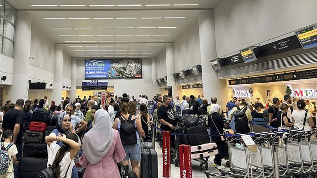 Beberapa maskapai penerbangan telah menangguhkan penerbangan ke Beirut, Lebanon, karena meningkatnya ketegangan, tapi sebagian tetap melayani seperti biasa.