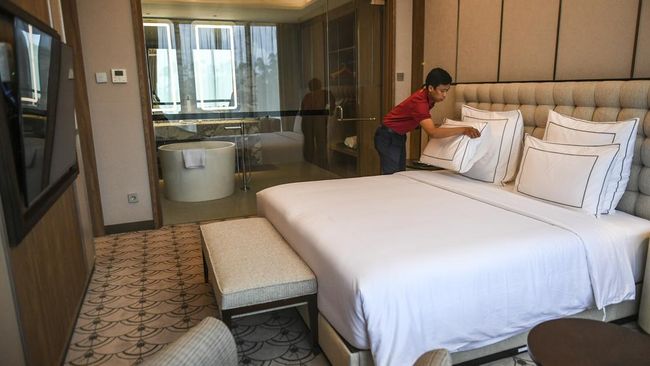 Lemari atau laci di kamar hotel terbuat dari kayu sehingga berisiko dihinggapi kutu busuk apabila digunakan untuk menyimpan barang, termasuk pakaian.