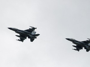 Jet-Jet Tempur AS Tiba-Tiba Tembak Suar ke Pesawat Sipil, Ada Apa? Jet-Jet Tempur AS Tiba-Tiba Tembak Suar ke Pesawat Sipil, Ada Apa?