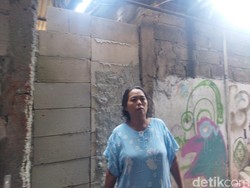 Puji Harap Tembok Tutupi Rumah Dibuka: Ada Lansia dan Anak-anak di Sini
