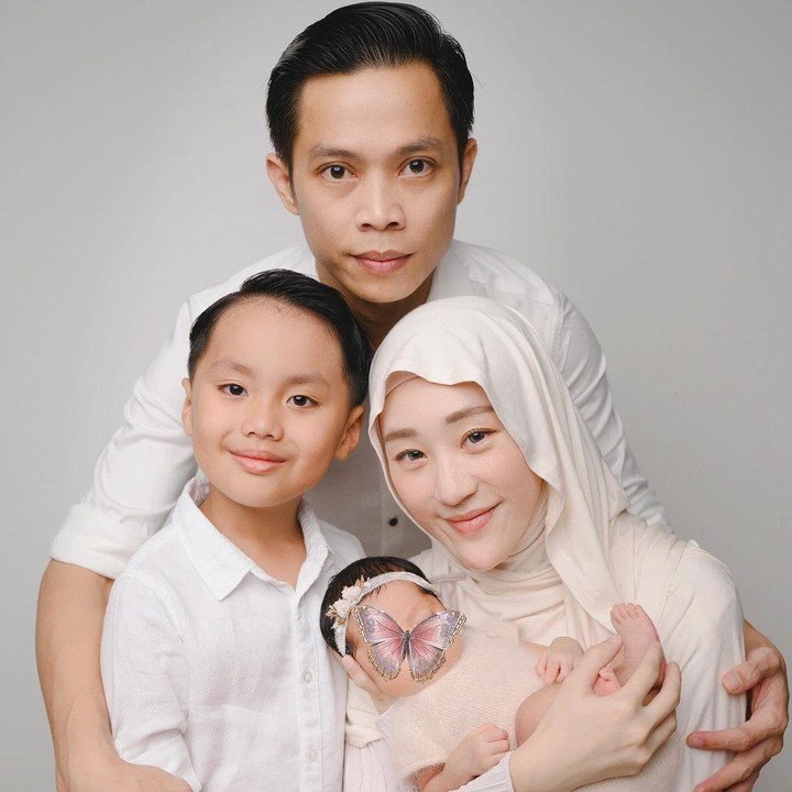<p>Larissa Chou menikah dengan Ikram Rosadi pada September 2023 dan dikaruniai seorang anak perempuan yang cantik. Sebelumnya, Larissa juga sempat menikah dengan Alvin Faiz dan dikaruniai putra bernama Yusuf. (Foto: Instagram: @larissachou)</p>