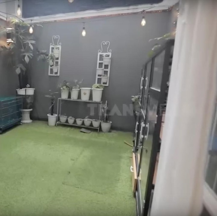 <p>Fadli dan sang istri juga menyediakan area khusus kandang dan tempat bermain kucing peliharaan anak perempuannya yang bernama Zee, memberi JKT48. (Foto: YouTube TRANS7 OFFICIAL)</p>